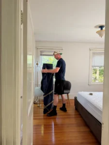 Mover working in apartment 1
