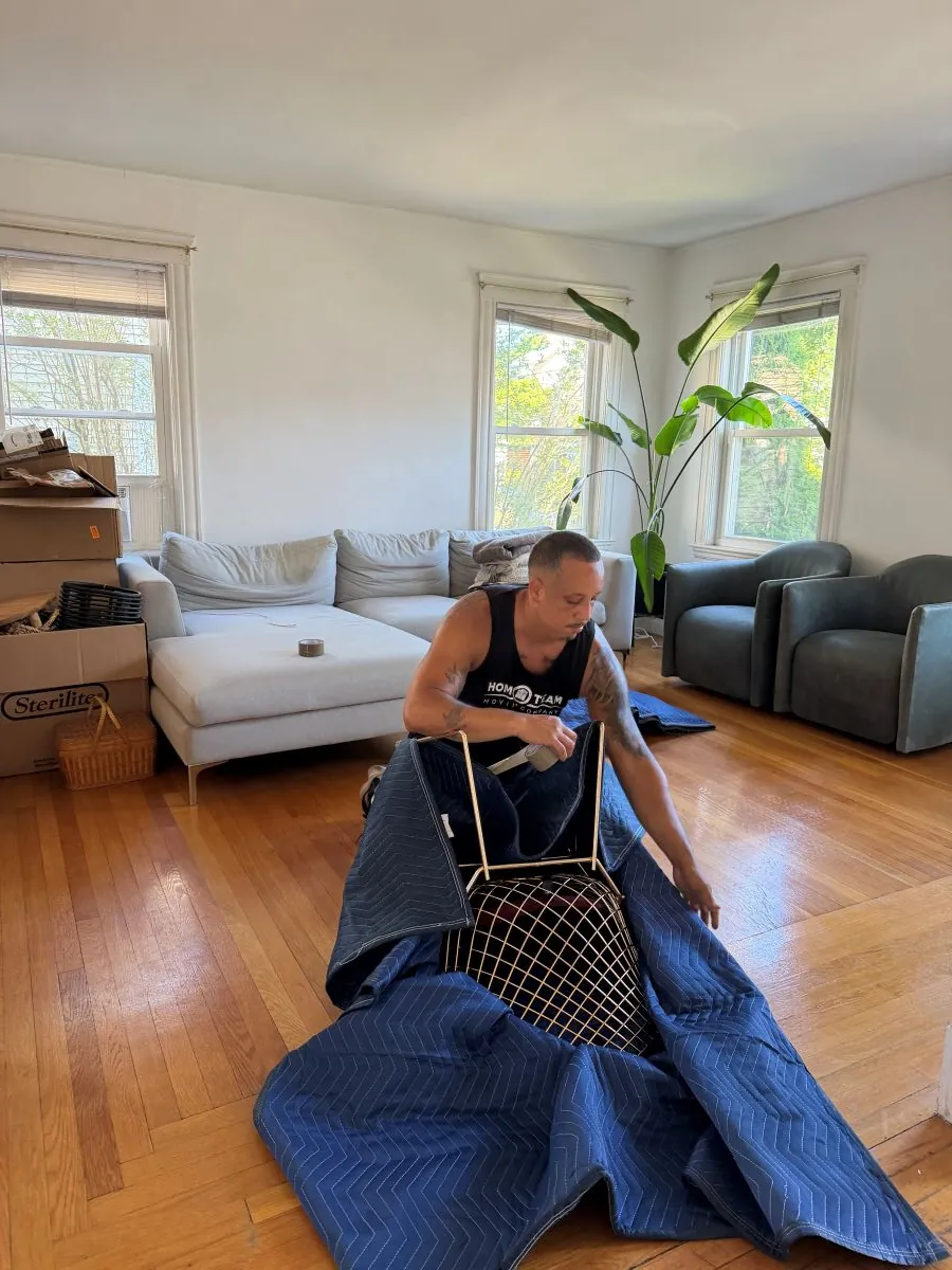 Mover working in apartment 2